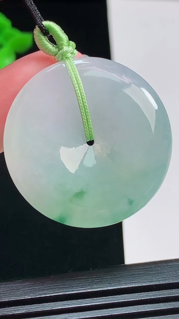 天然A货翡翠飘花平安扣吊坠，尺寸32.6-5.2 重量:11.76g
7月31日