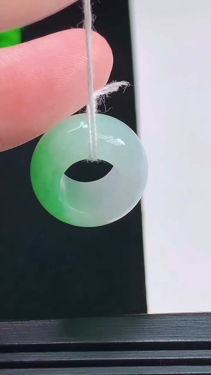 天然A货翡翠路路通吊坠，尺寸18-9.6 重量:5.31g
7月31日