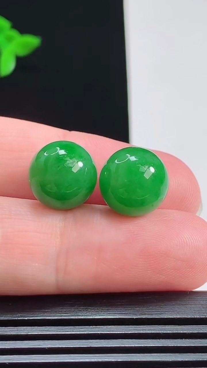天然A货翡翠圆珠镶嵌件一对，尺寸12 重量:5.80g
7月31日