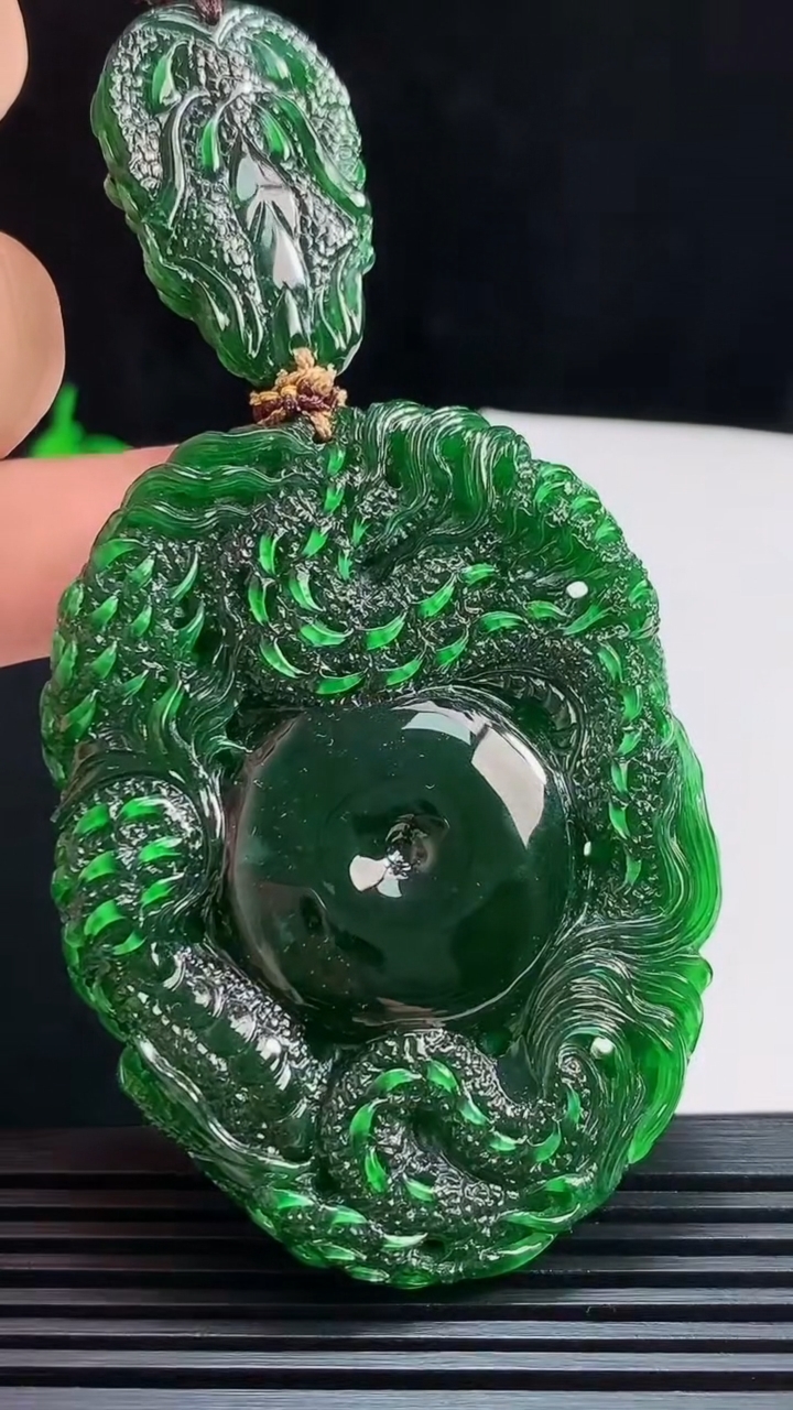 天然A货翡翠龙牌吊坠，尺寸61.5-46-11.8 重量:63.98g
7月31日