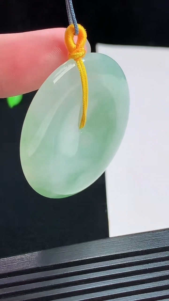 天然A货翡翠平安扣吊坠，尺寸40-5.6 重量:19.50g
7月31日
