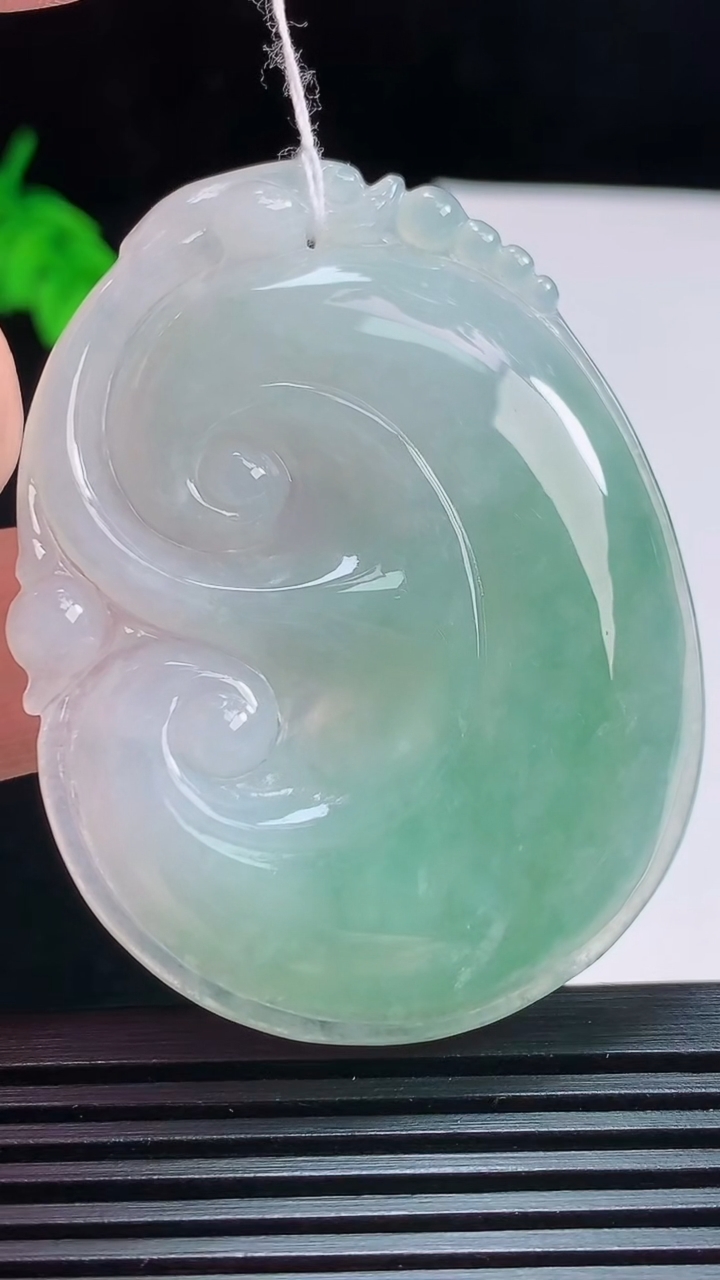 天然A货翡翠飘花如意吊坠，尺寸54.6-42-5.6 重量:23.20g
7月31日