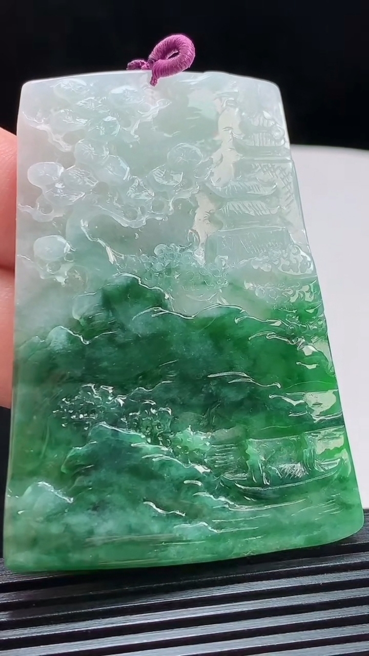 天然A货翡翠山水牌吊坠，尺寸67-46.5-4.5 重量:34.16g
7月31日