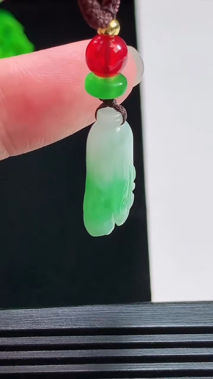 天然A货翡翠白菜吊坠，尺寸21.6-14.2-6.2 重:5.45g  h876
7月31日