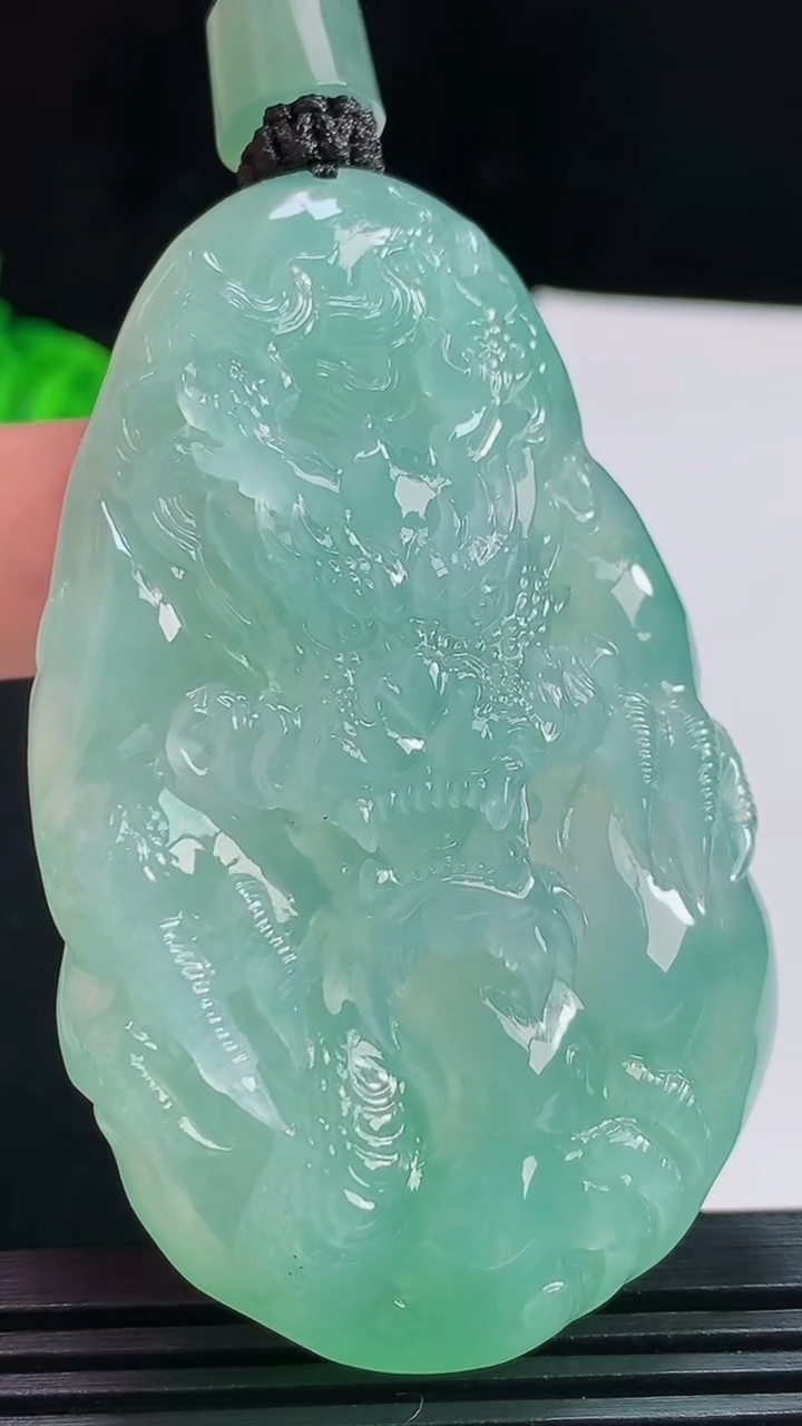 天然A货翡翠龙牌吊坠，尺寸65-39-12.8 重量:68.74g
7月31日