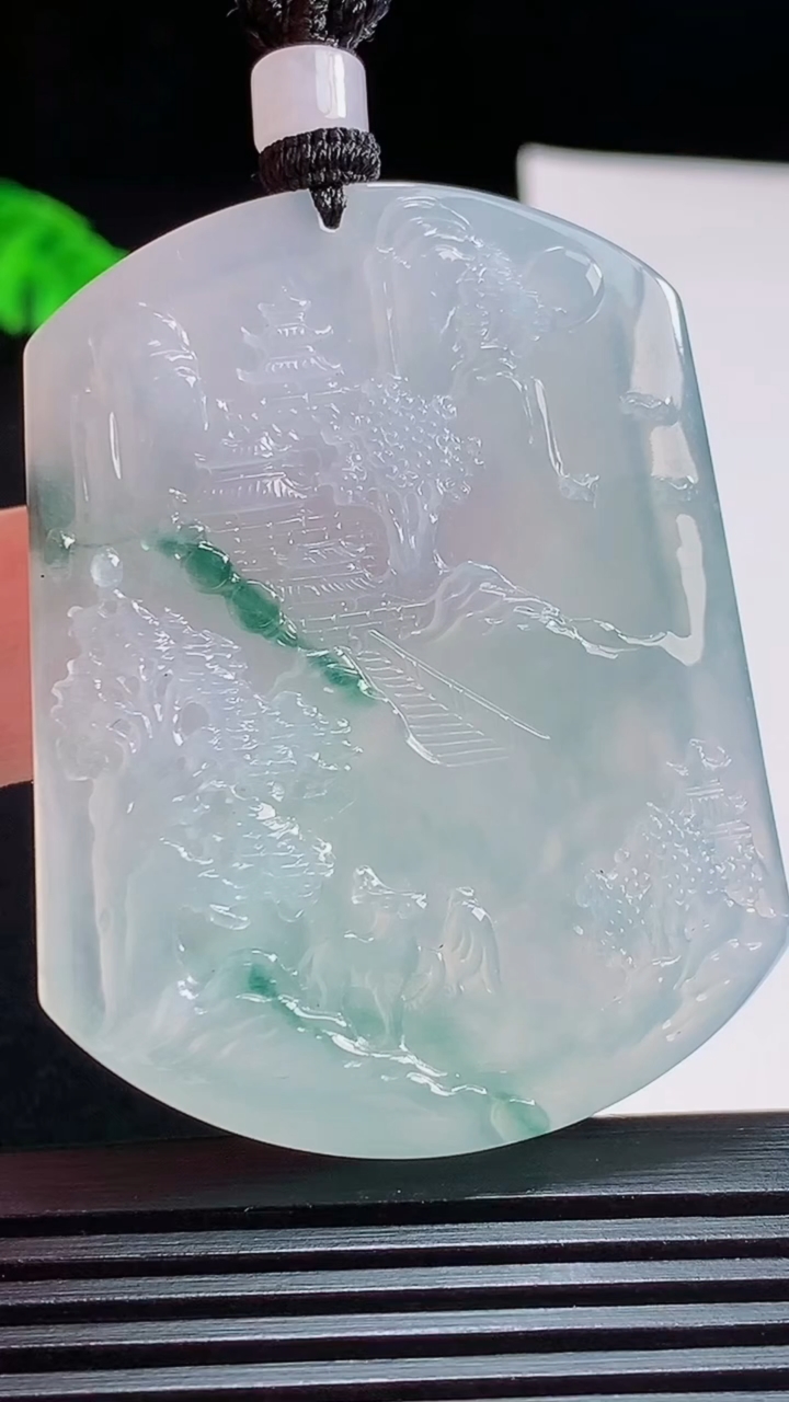 天然A货翡翠种飘花山水牌吊坠，尺寸52-40-5 重量:29.46g
7月31日