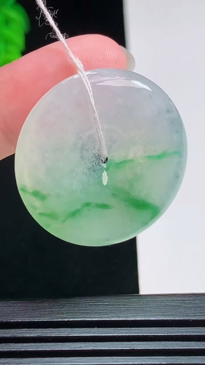 天然A货翡翠平安扣吊坠，尺寸31-5 重量:10.59g
7月31日