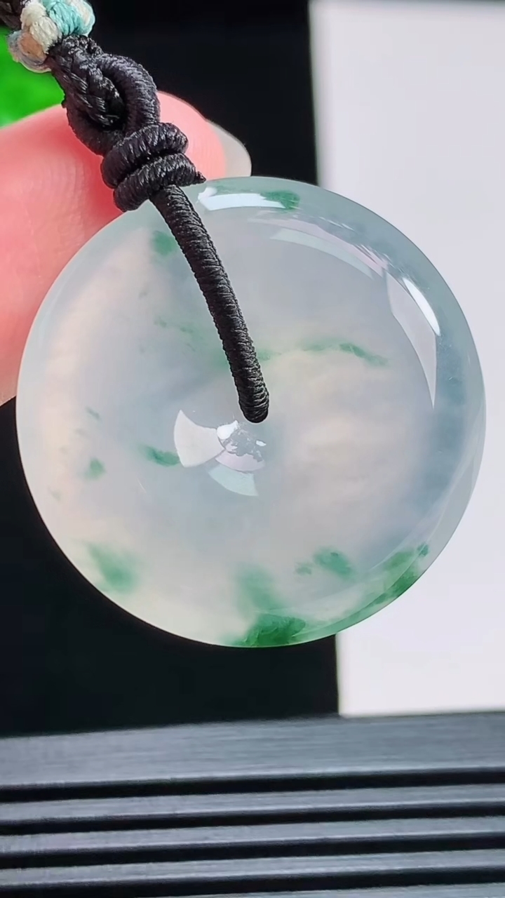 天然A货翡翠种飘花平安扣吊坠，尺寸27.5-5.6 重量:11.05g
7月31日