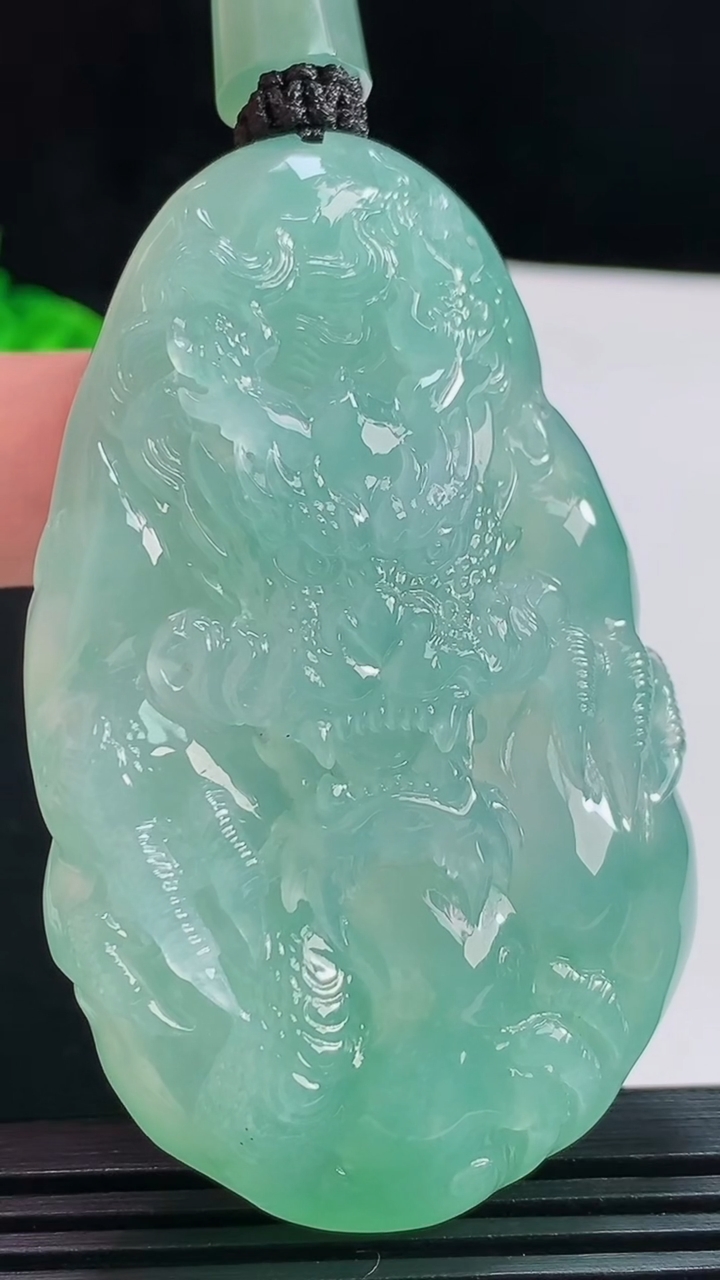 天然A货翡翠龙牌吊坠，尺寸65-39-12.8 重量:68.74g
7月31日