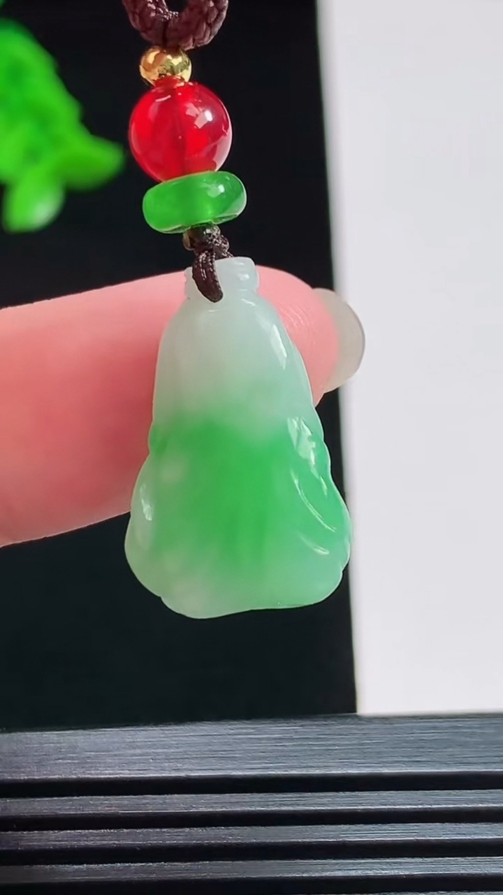 天然A货翡翠白菜吊坠，尺寸21.6-14.2-6.2 重:5.45g  h876
7月31日