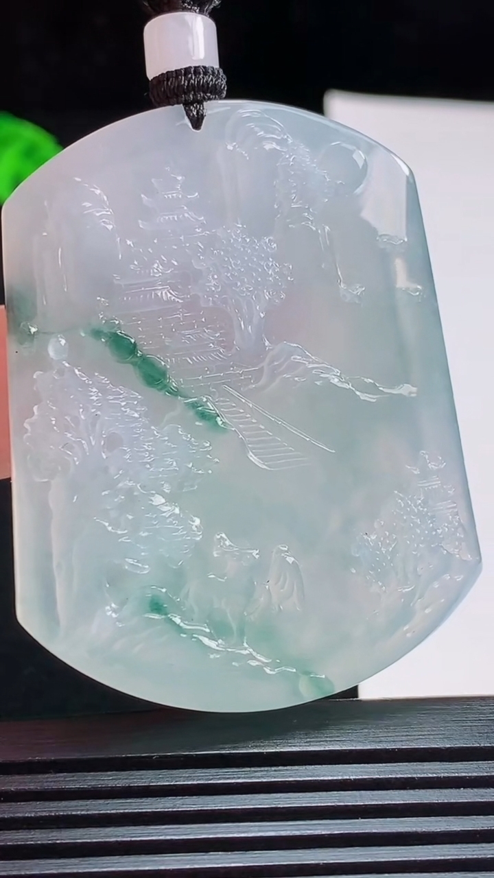 天然A货翡翠种飘花山水牌吊坠，尺寸52-40-5 重量:29.46g
7月31日