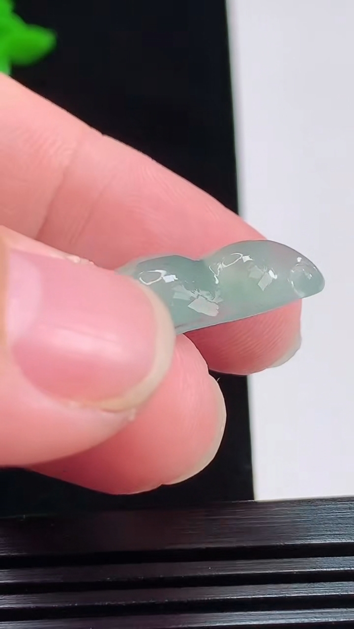 天然A货翡翠福豆吊坠，尺寸29-12.6-4.8 重:2.91g  h128
7月31日