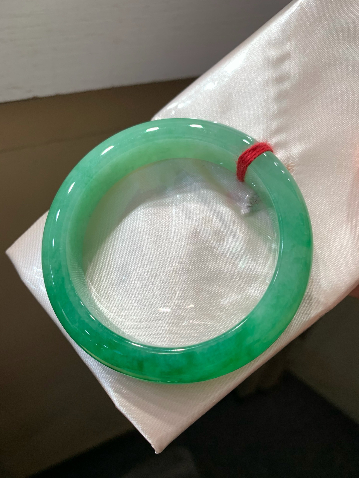 尺寸54.9/12.4/8.9，带色手镯
水润细腻 有种有色
TG-1334-1600