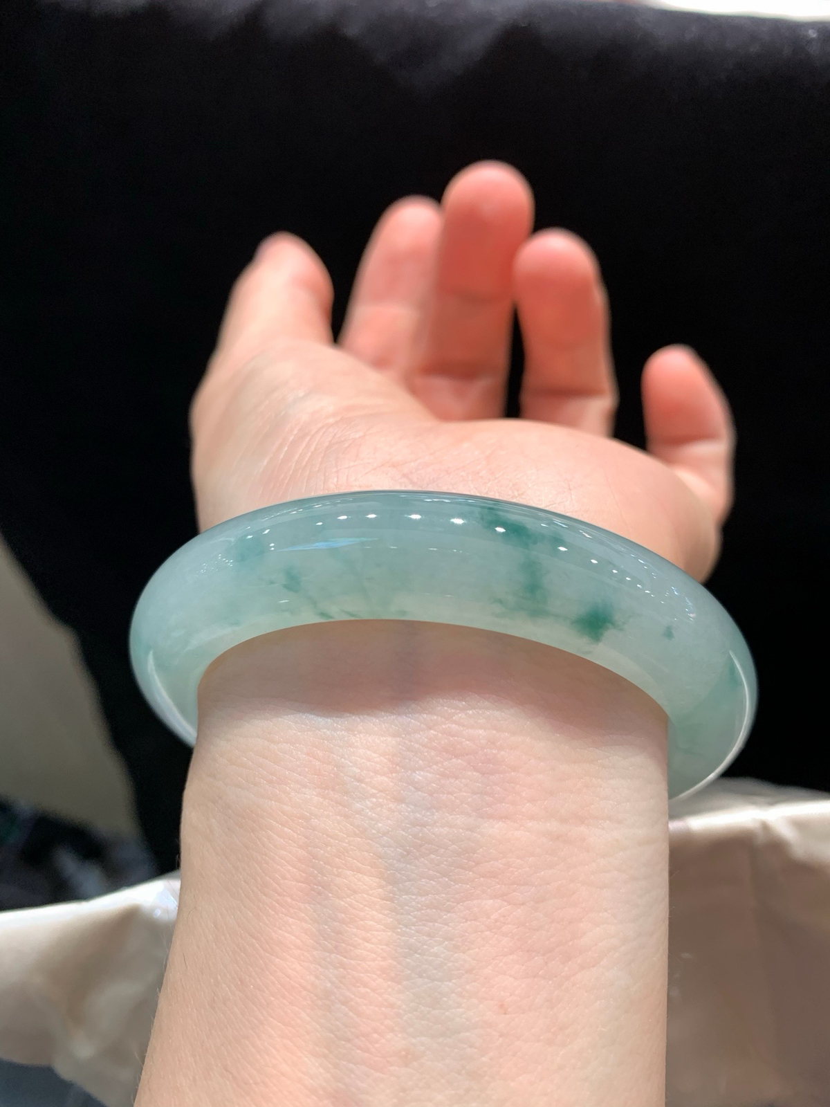 尺寸56.9/12.5/9.5，冰飘花手镯
水润细腻 清新甜美 
TG-825-1100