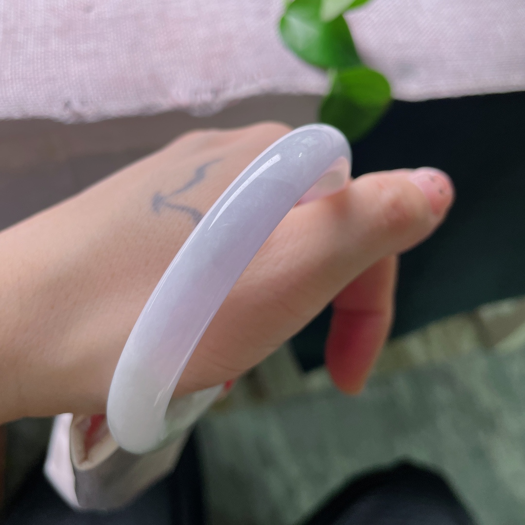56.5/9.5，淡春彩圆条，淡紫飘浅绿，玉质细腻油润，饱满圆条衬得手腕纤细，温柔不张扬，ss52762a