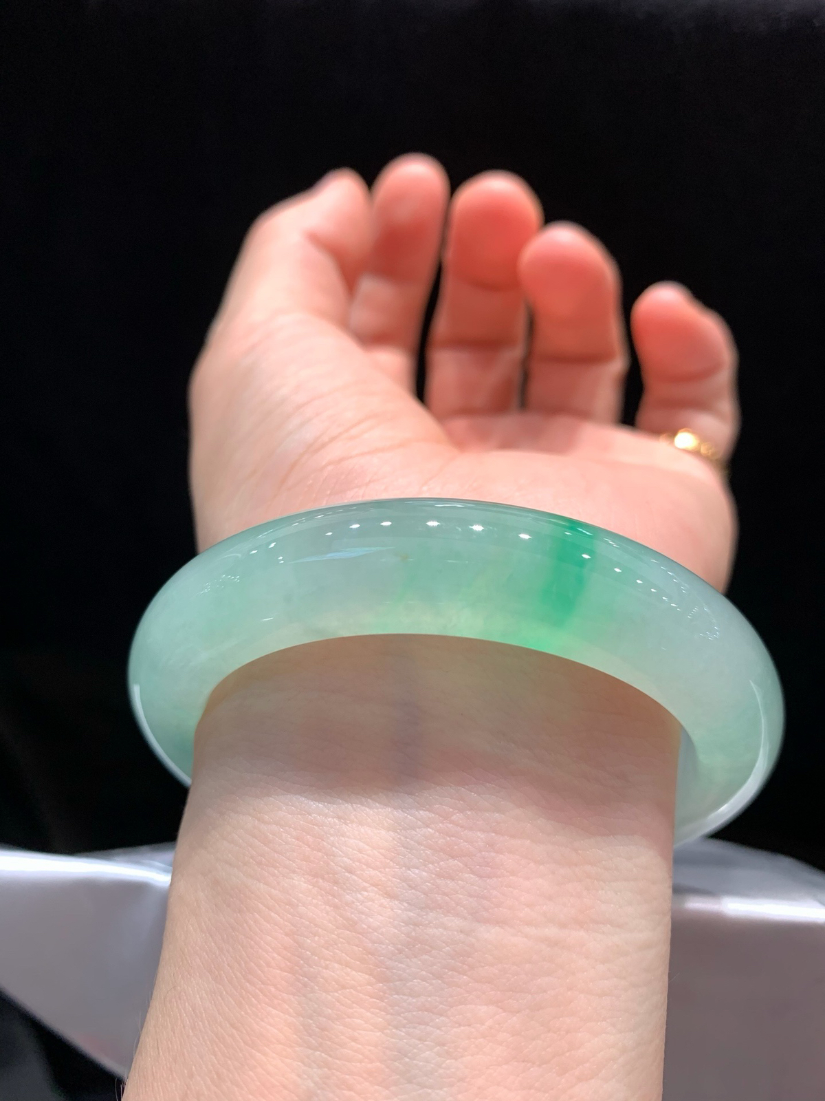 尺寸56.3/12.4/9.7，冰种带色手镯
种好水足
TG-1405-3400