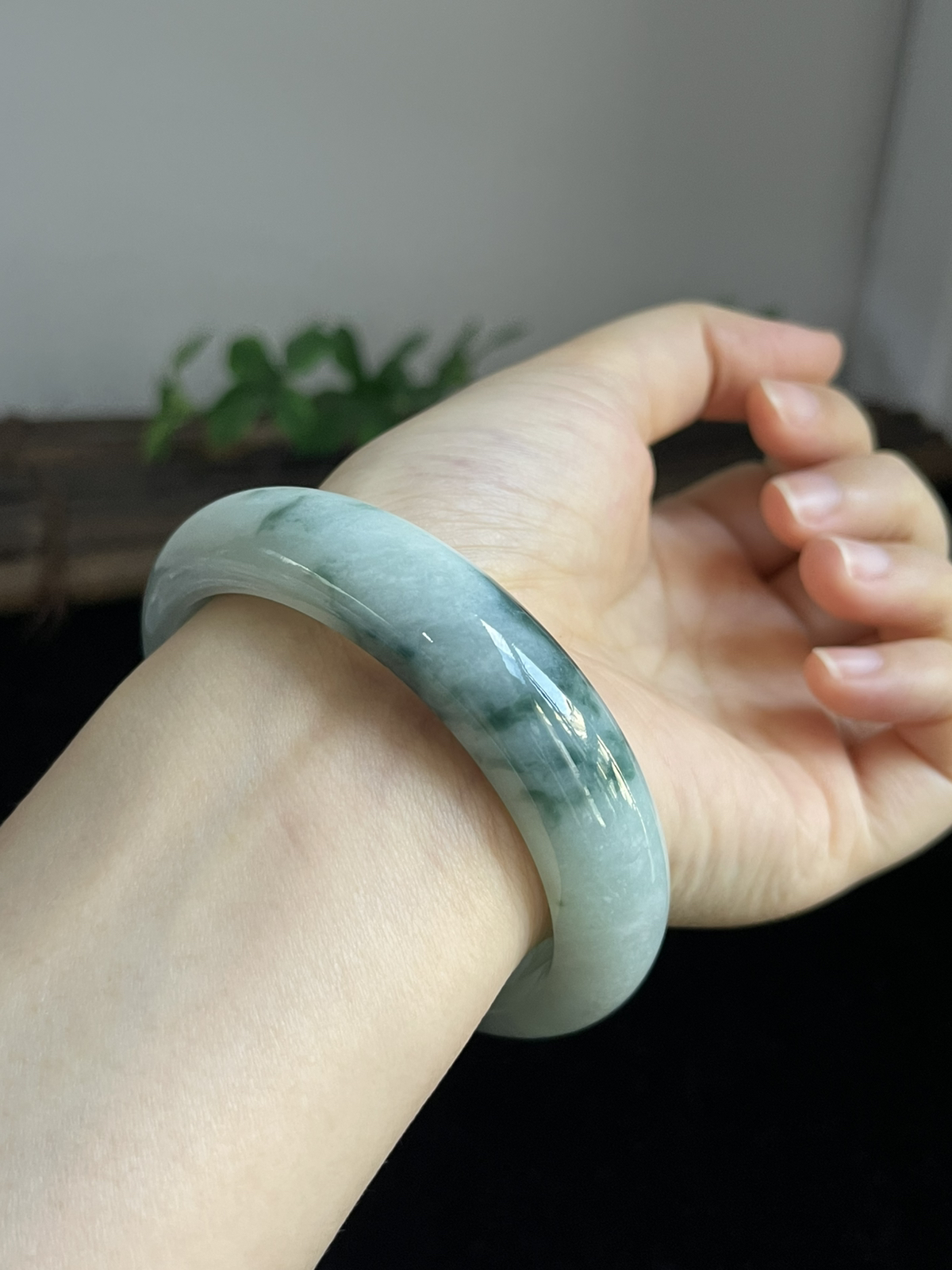 正圈59圈口，翡翠糯化种飘绿手镯