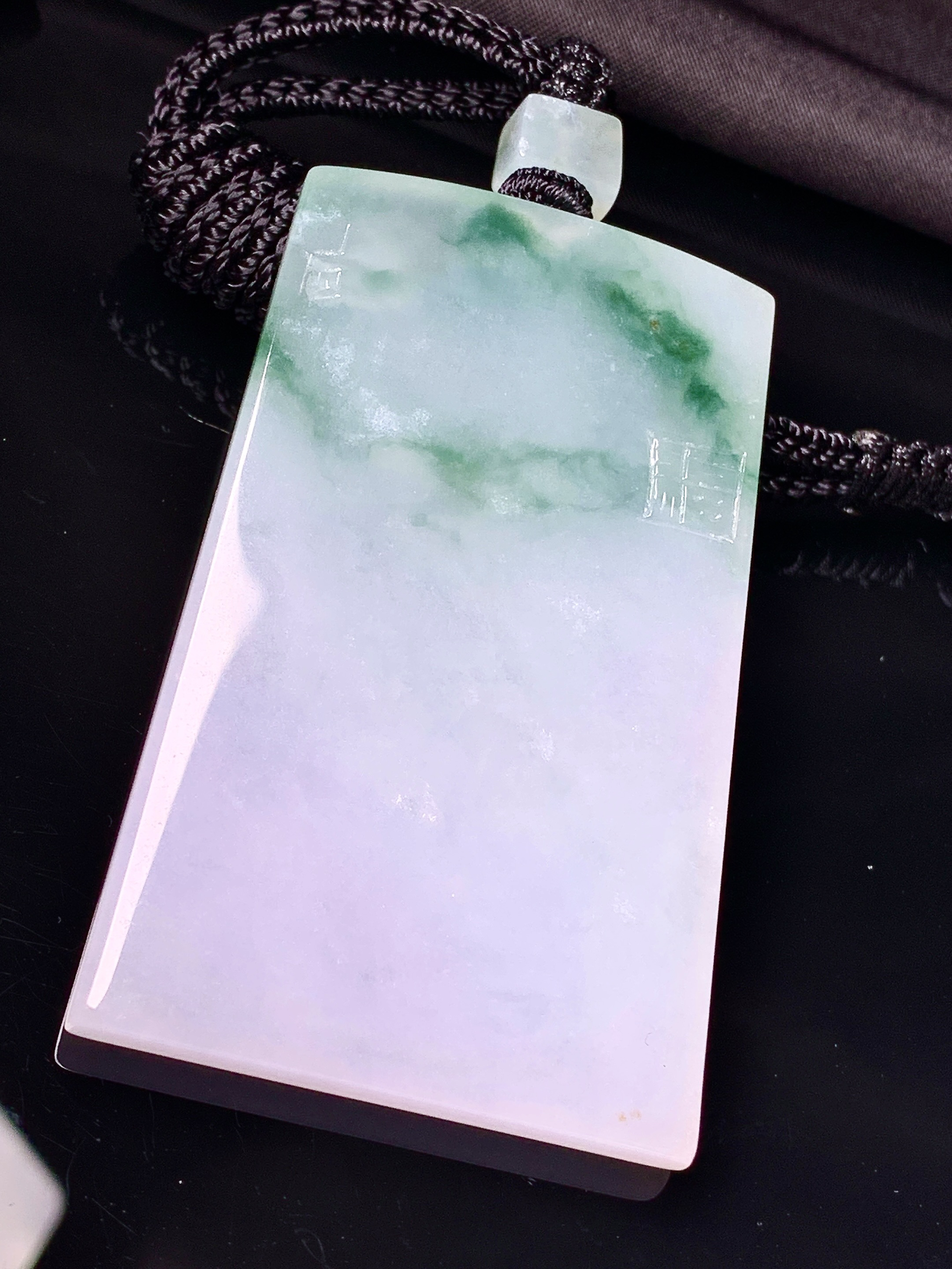 飘绿无事牌吊坠 玉质细腻 色泽艳丽清新 整体尺寸61*38*4.6 w1