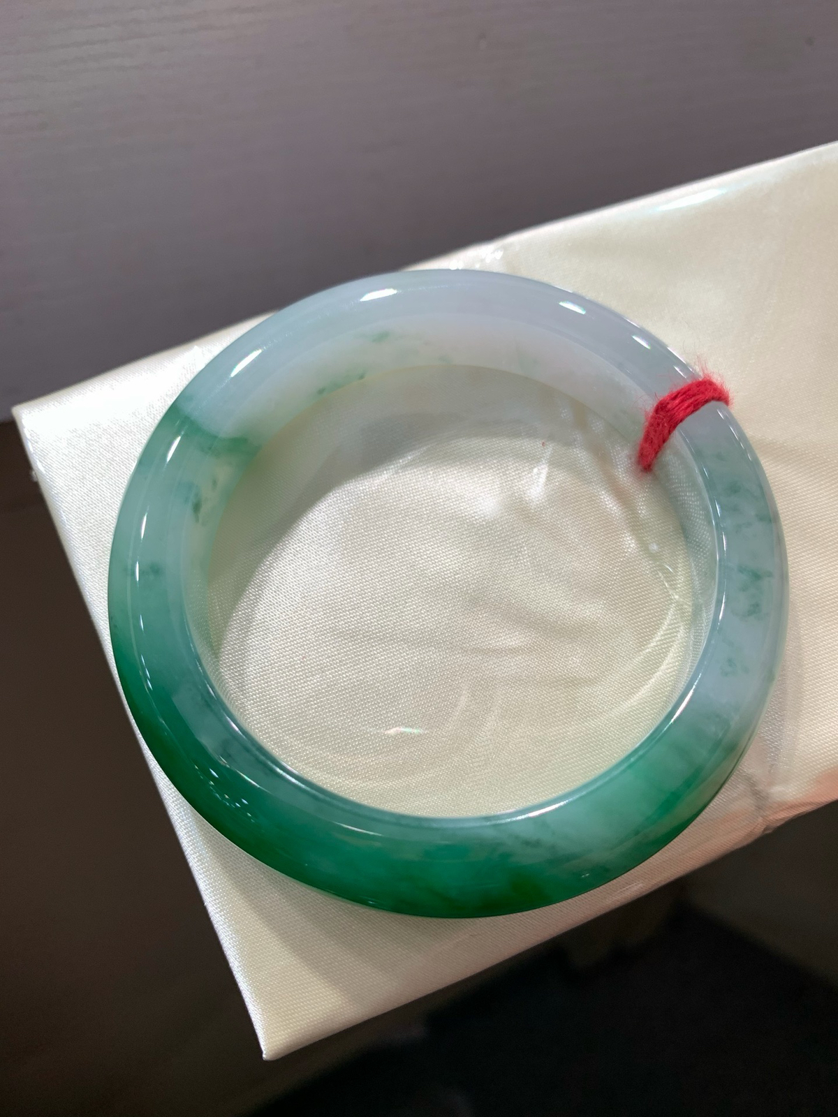 尺寸55.6/12.5/9.0，辣绿手镯
颜色漂亮细腻
TG-1444-1520