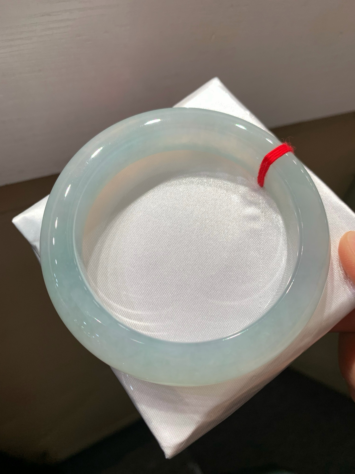 尺寸60.1/13.3/10.6，冰种手镯
水润细腻 一点棉线 
TG-411-1040