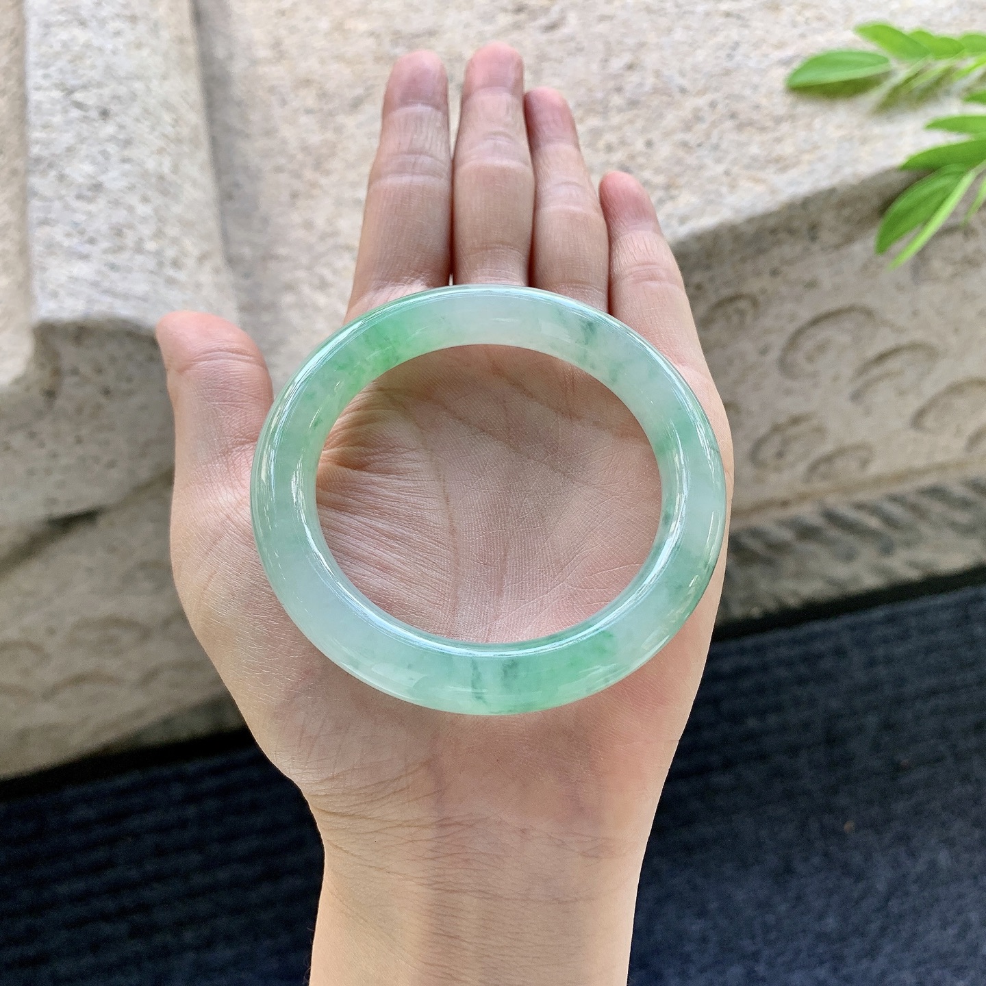 圆条51 52，圈口52.8/10/9.5，编码A2070108，描述糯冰飘绿花，水润，种老，细腻，