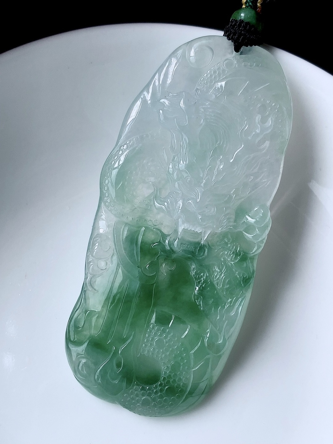 ️️ 冰飘绿龙牌挂件底子细腻水润，品相喜悦，佩戴优雅灵气，60.2-27.8-5.4