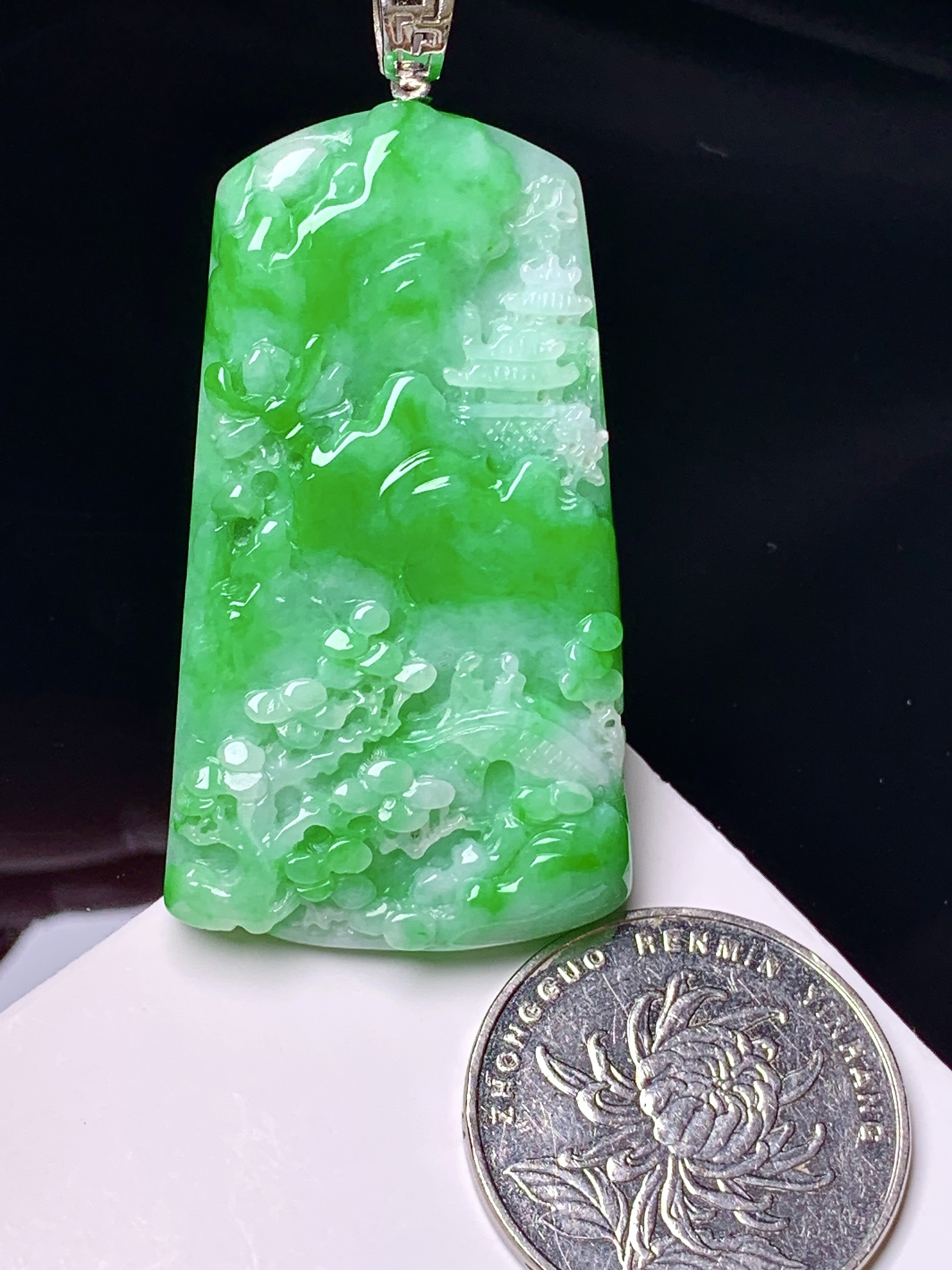 阳绿山水牌子吊坠 玉质细腻 色泽艳丽清新 整体尺寸55*26.8*6.2 w1
