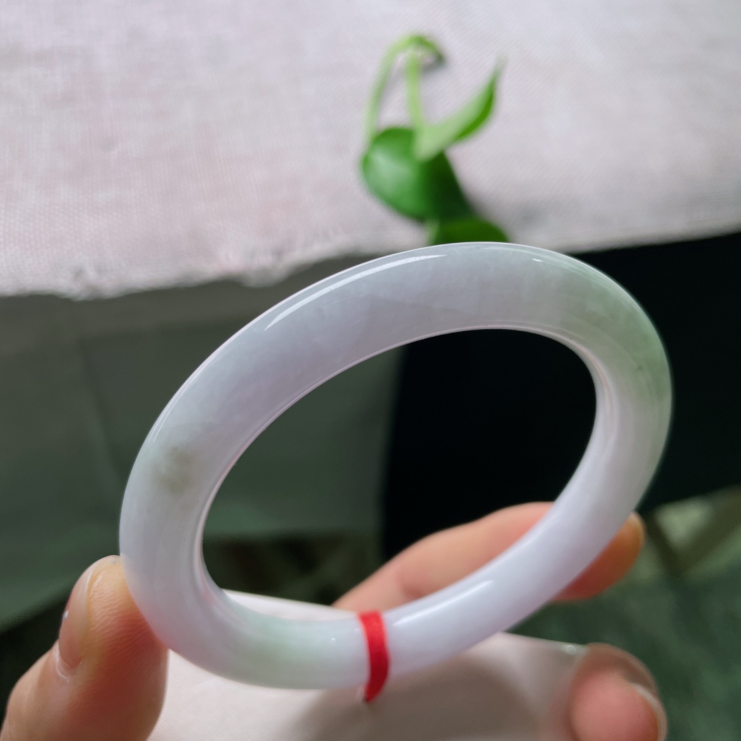 56.5/9.5，淡春彩圆条，淡紫飘浅绿，玉质细腻油润，饱满圆条衬得手腕纤细，温柔不张扬，ss52762a