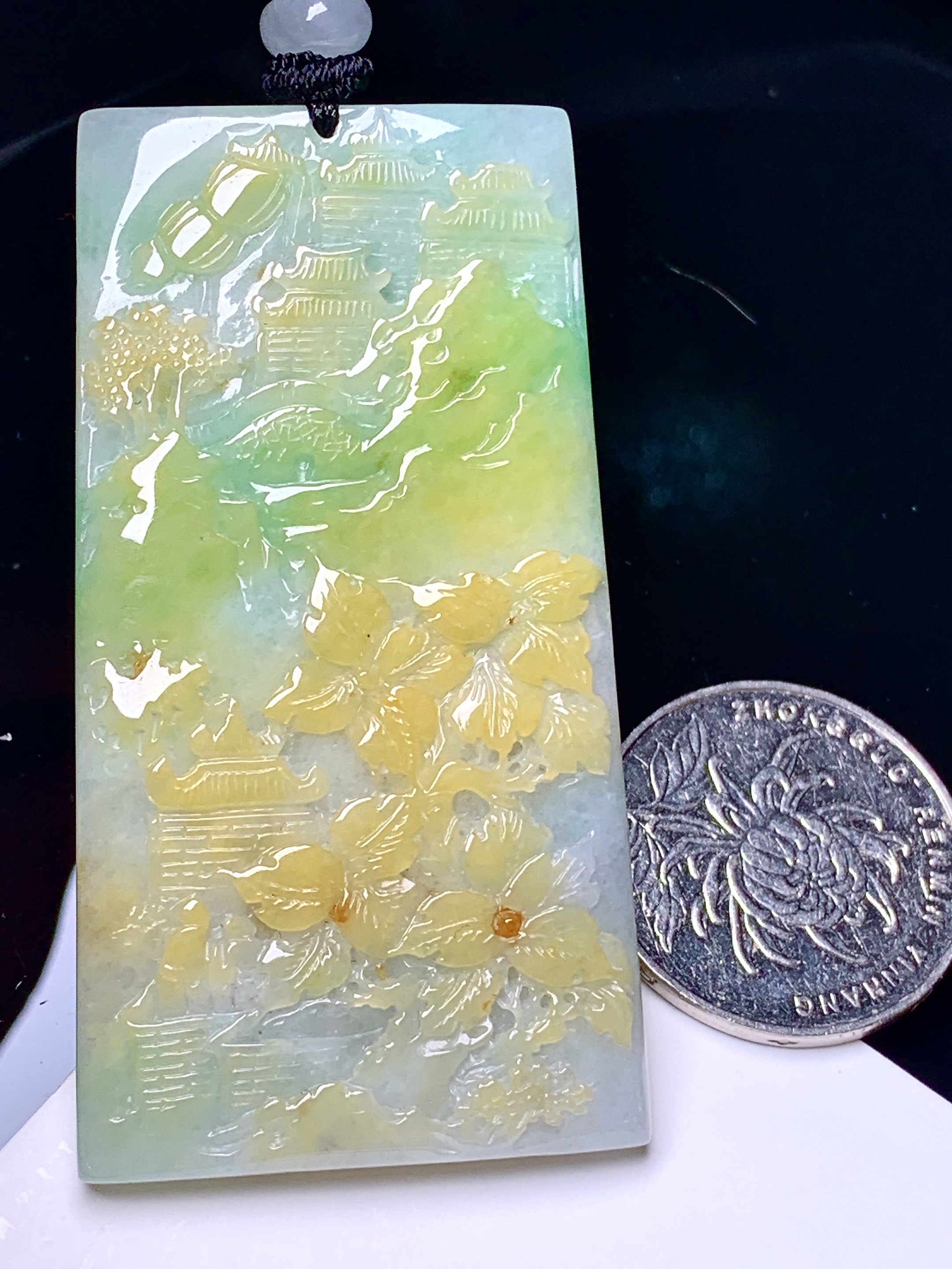 黄翡山水牌子吊坠 玉质细腻 色泽艳丽清新 整体尺寸63.5*33.8*6 L1