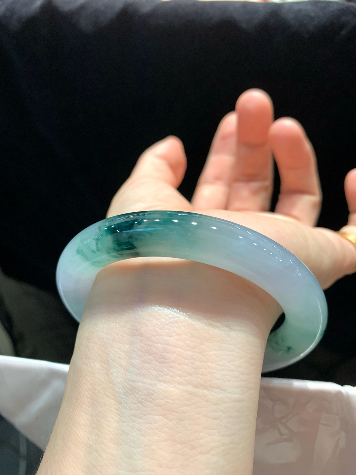 尺寸57.1/10.7  飘花圆条手镯
水润细腻 种老