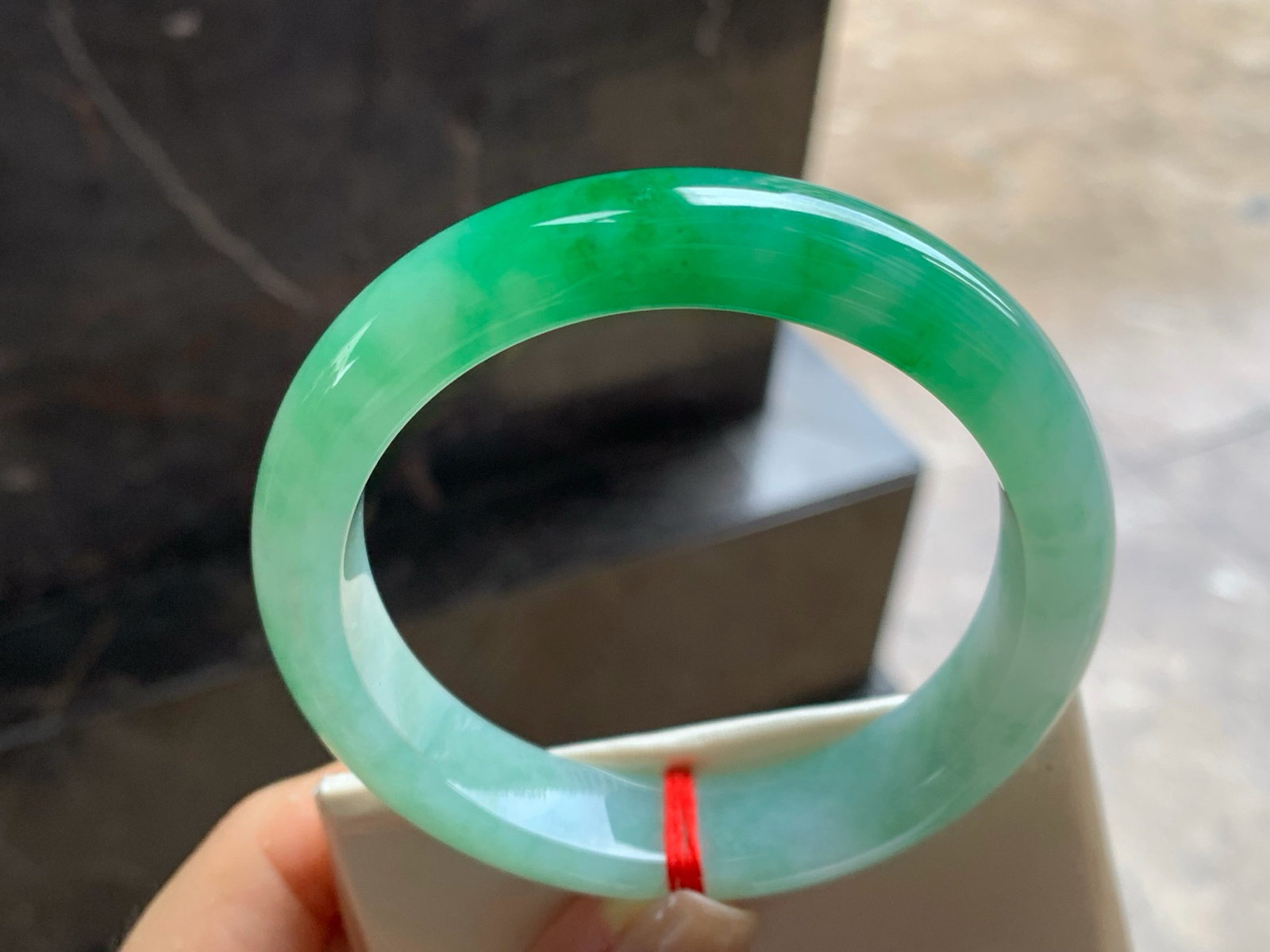 56-12.5-8.4
带色手镯^_^底子细腻 绿色浓郁大气