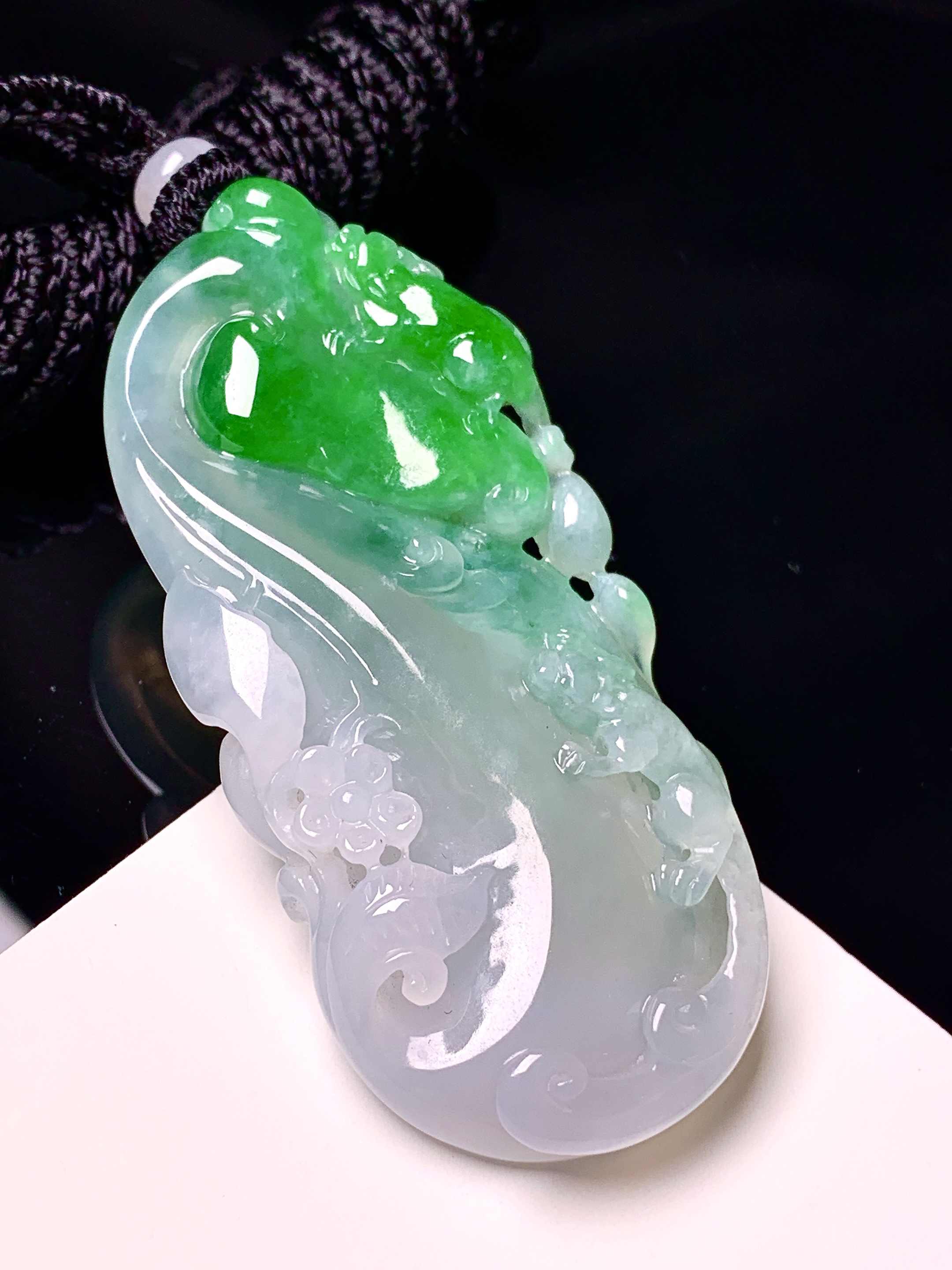 飘绿如意吊坠 玉质细腻 色泽艳丽清新 整体尺寸58.2*25.8*7.6 w1