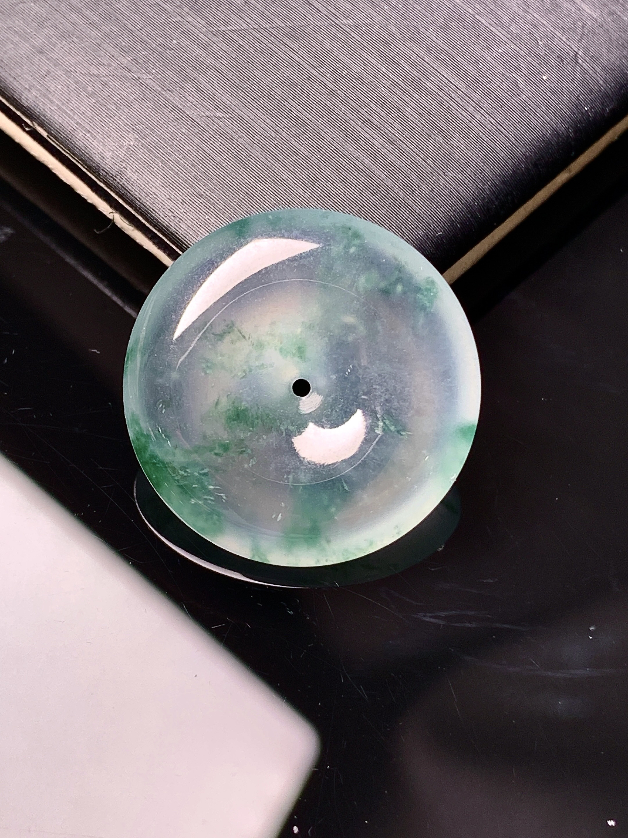 冰种飘绿平安扣吊坠 玉质细腻 色泽艳丽清新 整体尺寸20.5*4.7 c2