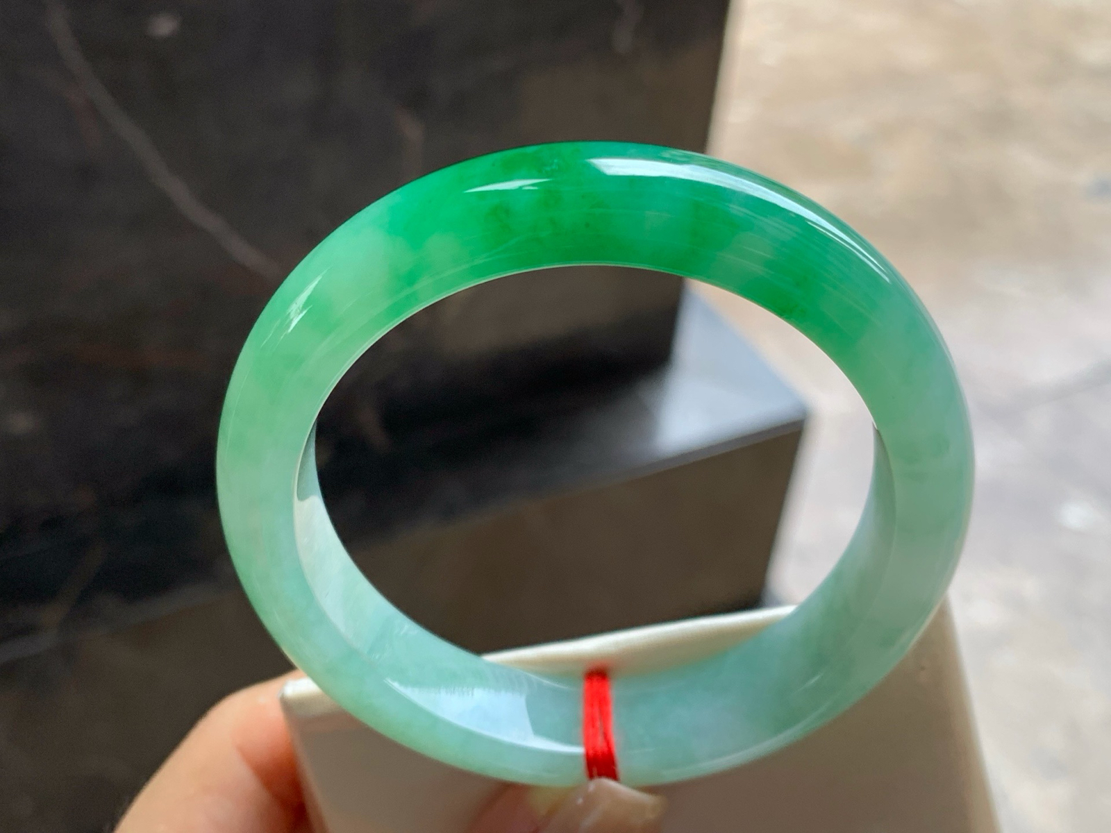 56-12.5-8.4
带色手镯^_^底子细腻 绿色浓郁大气