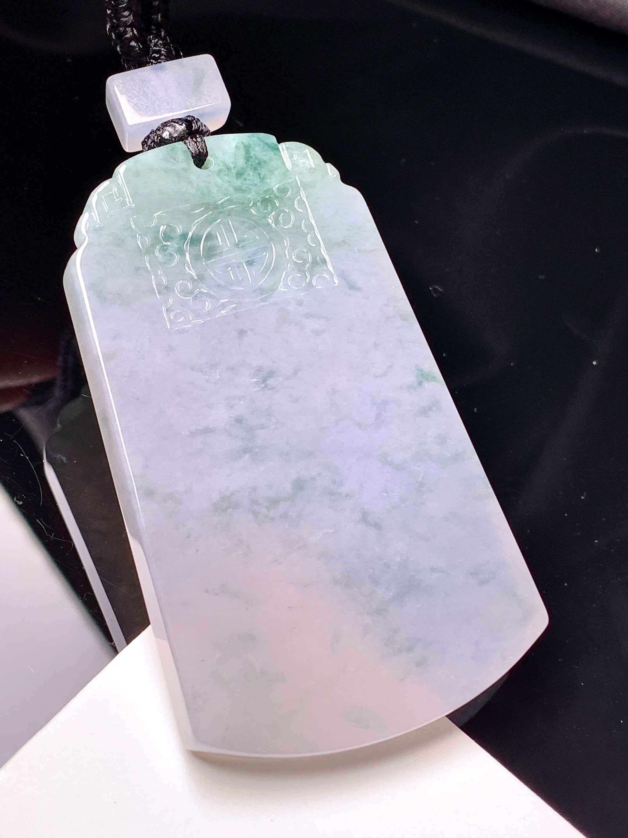 飘绿无事牌吊坠 玉质细腻 色泽艳丽清新 整体尺寸58*35.6*5.3 L1