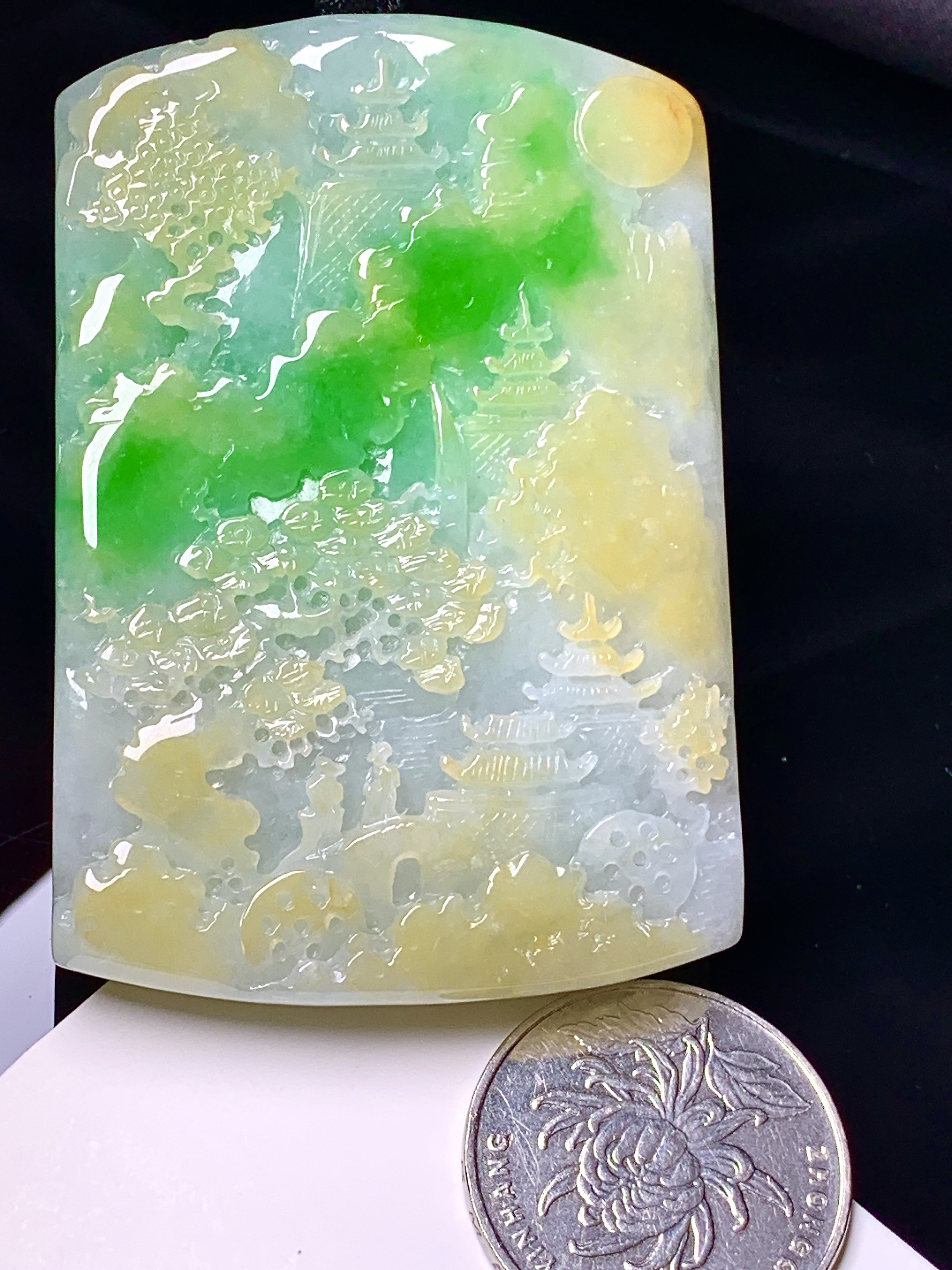 飘黄绿翡山水牌子吊坠 玉质细腻 色泽艳丽清新 整体尺寸64.8*44.5*9.2 w1