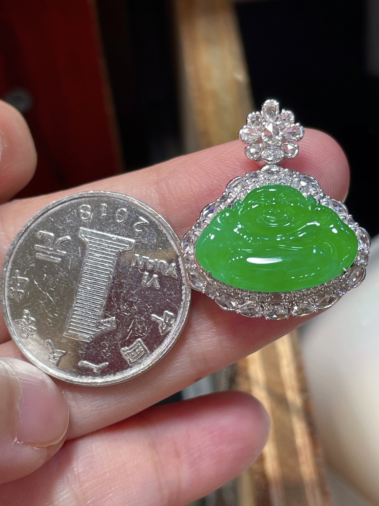 满阳绿佛公吊坠，色阳艳丽。吊坠整体大气，开脸喜庆饱满圆润，种水，佛形厚装大气18k金豪华镶嵌，13-19.3-3