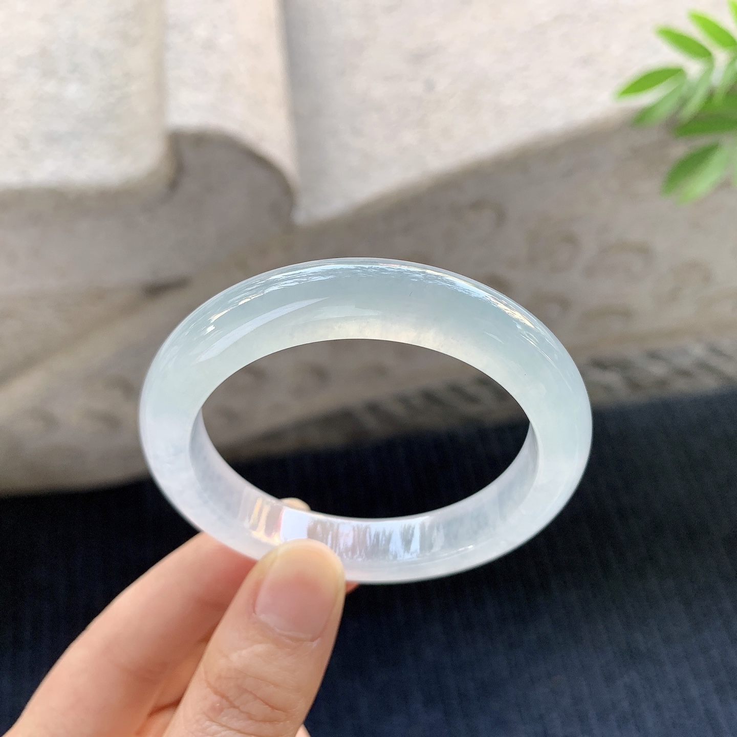 正圈49 50【圈口】50.4/10.5/8.1【编码】BA062977【描述】冰种，清透，水润，种老，细腻，内侧有纹线