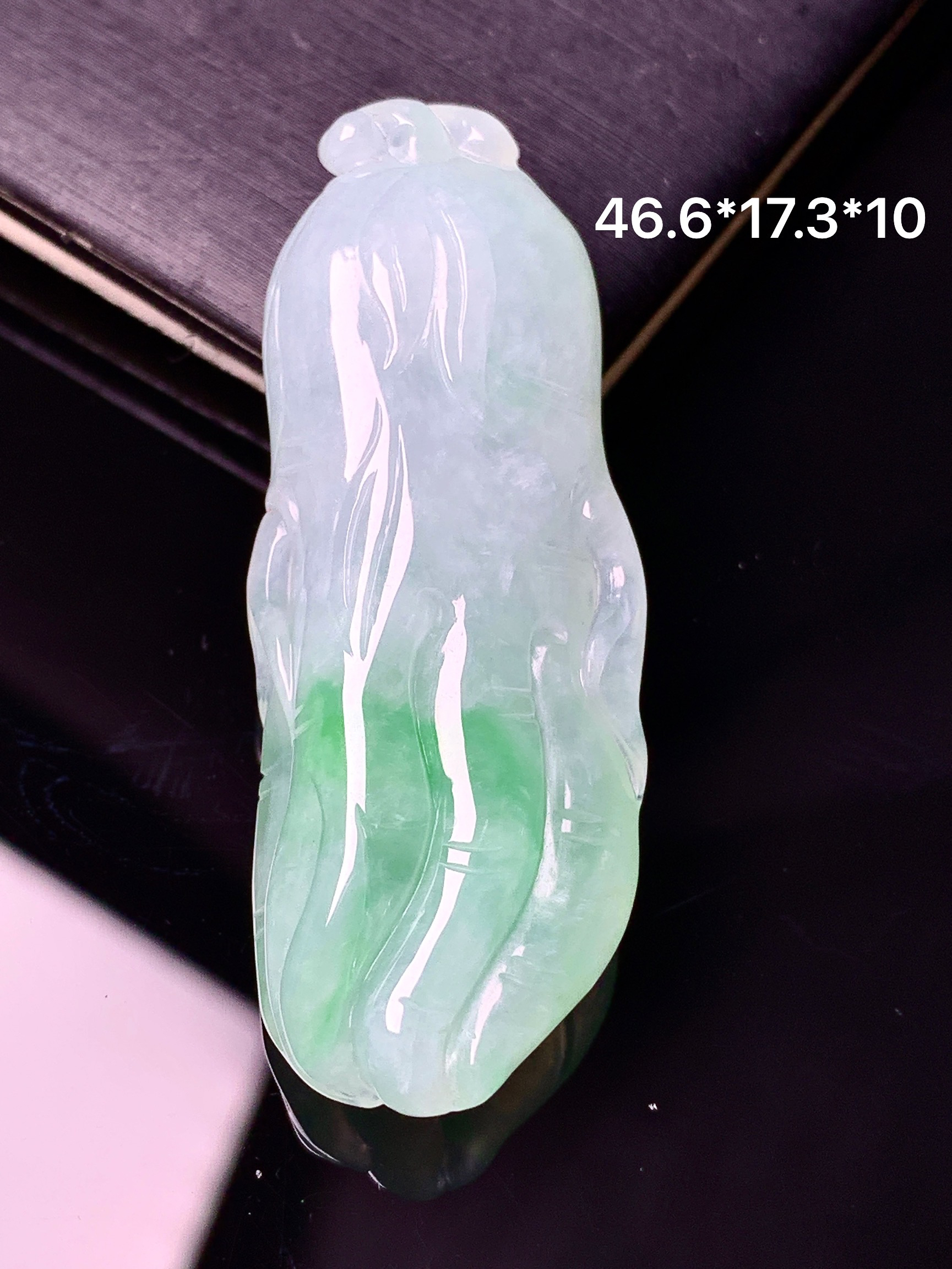 飘绿佛手瓜吊坠 玉质细腻 色泽艳丽清新 整体尺寸46.6*17.3*10 y2