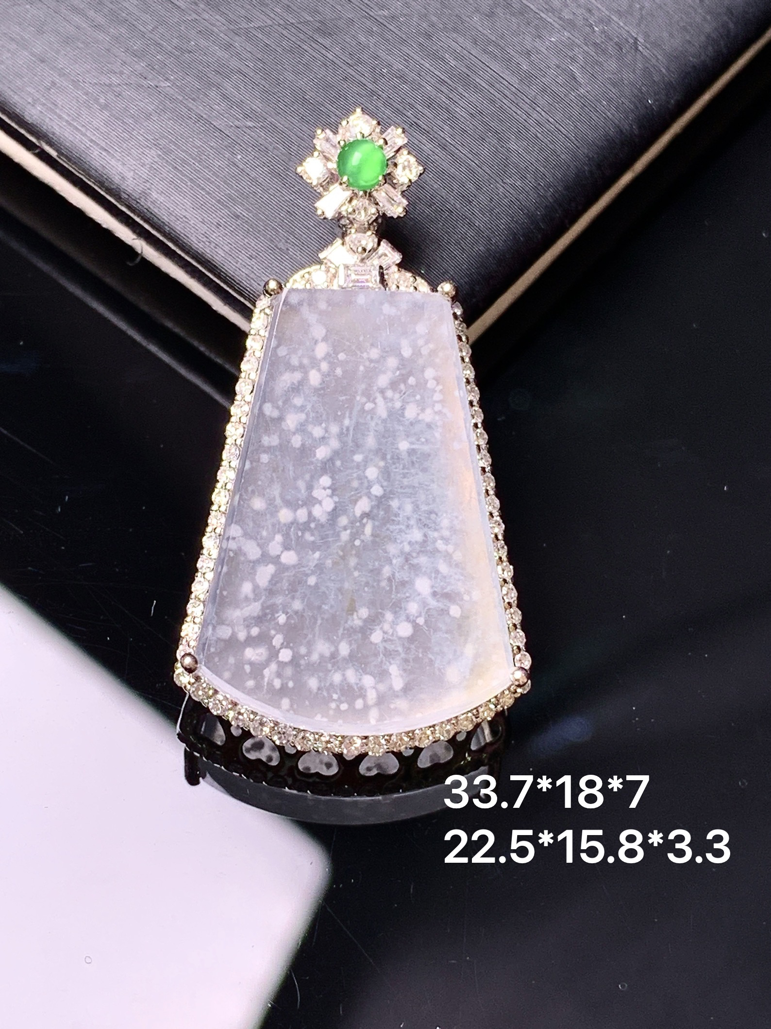 18k金钻镶嵌木那料雪花棉无事牌吊坠 玉质细腻 色泽艳丽清新 整体尺寸33.7*18*7 y9