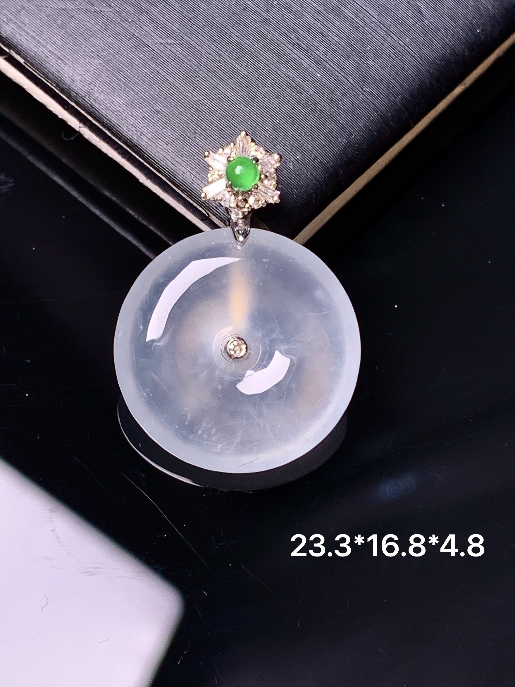 18k金钻镶嵌冰种平安扣吊坠 玉质细腻 色泽艳丽清新 整体尺寸23.3*16.8*4.8 y9