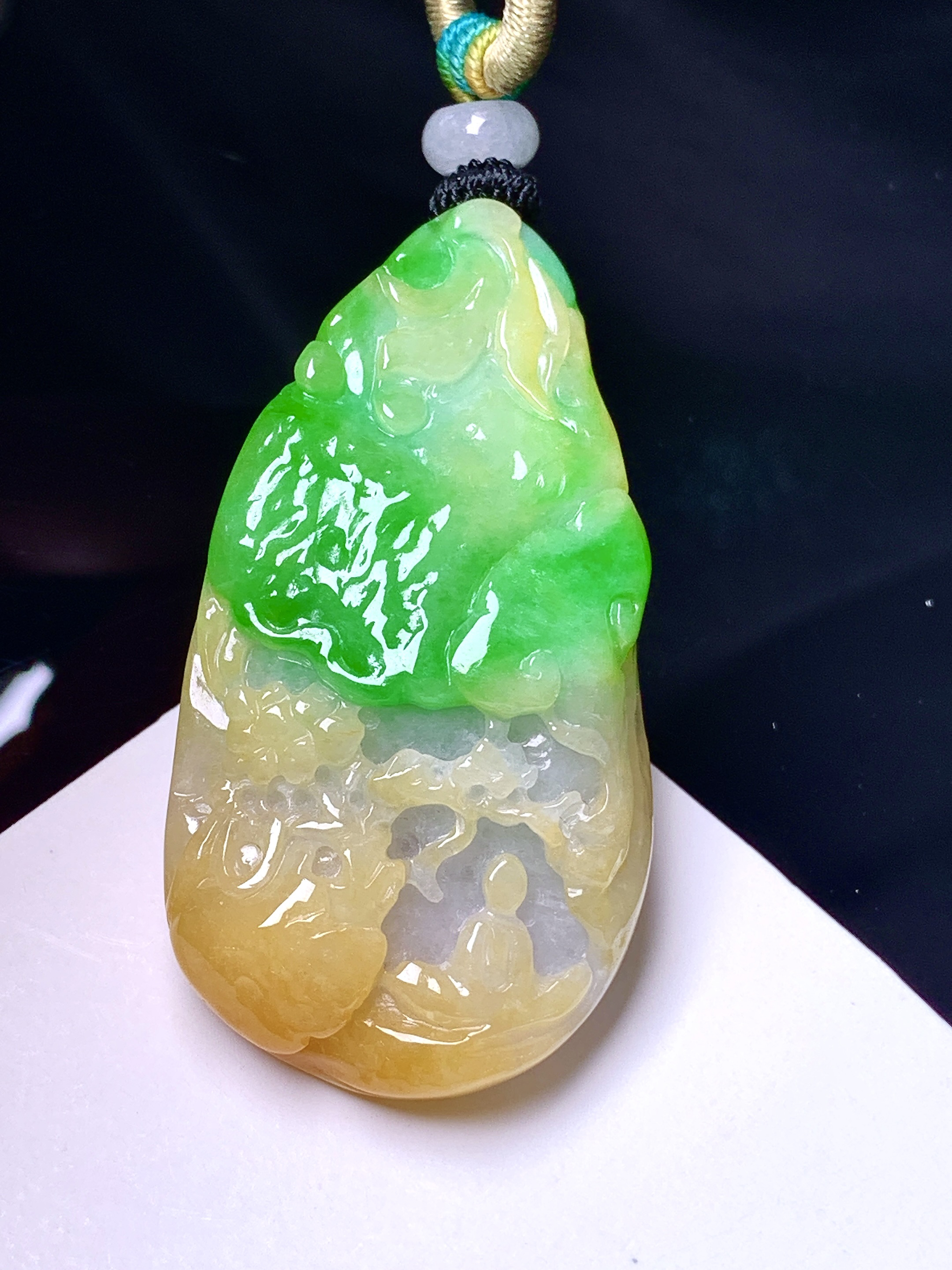 飘黄绿翡悟道牌吊坠 玉质细腻 色泽艳丽清新 整体尺寸48.7*25.8*10.5 w1