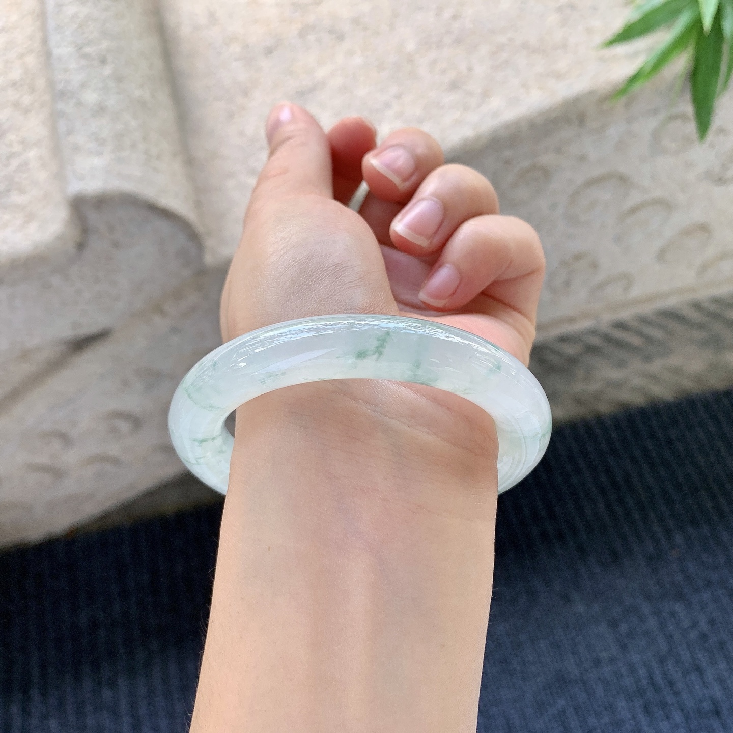 圆条53 54【圈口】54.5/10.8/10.6【编码】C5062960【描述】冰飘花，清透，水润，种老，细腻，打灯有絮线