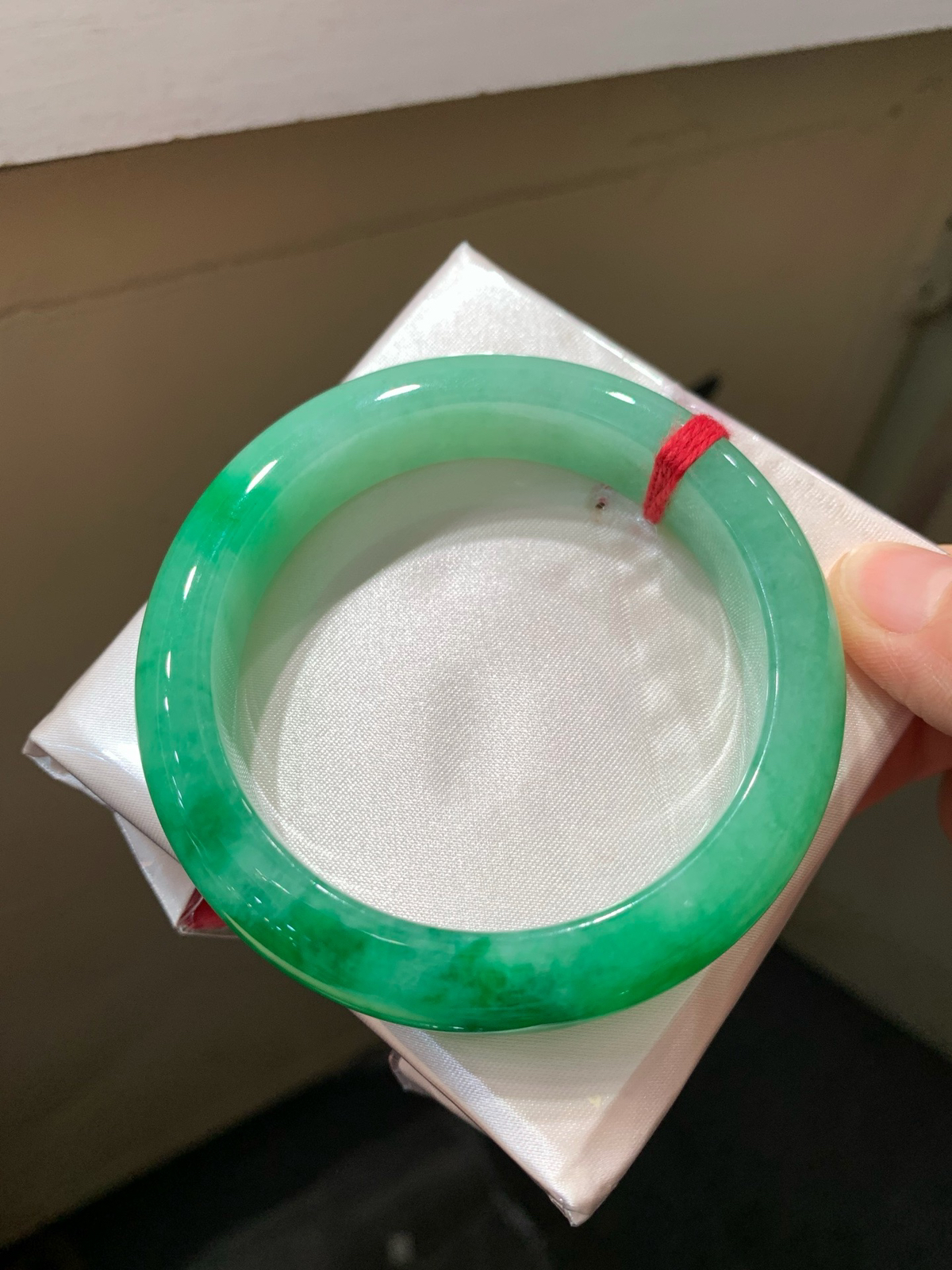 尺寸54.9/12.4/8.9，带色手镯
水润细腻 有种有色
TG-1334-1600