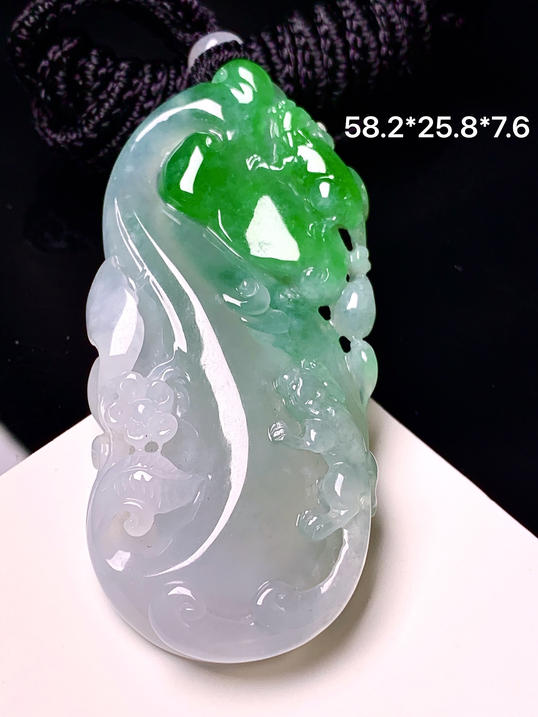 飘绿如意吊坠 玉质细腻 色泽艳丽清新 整体尺寸58.2*25.8*7.6 w1