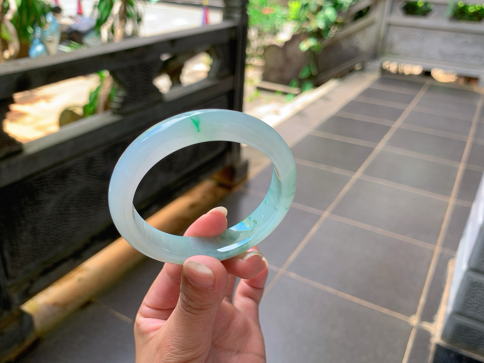 ｜55圈口
冰飘花翡翠手镯，绿花灵动飘逸，附带一抹金丝绿，更显娇俏动人，底妆冰冰透透胶胶的，
编号