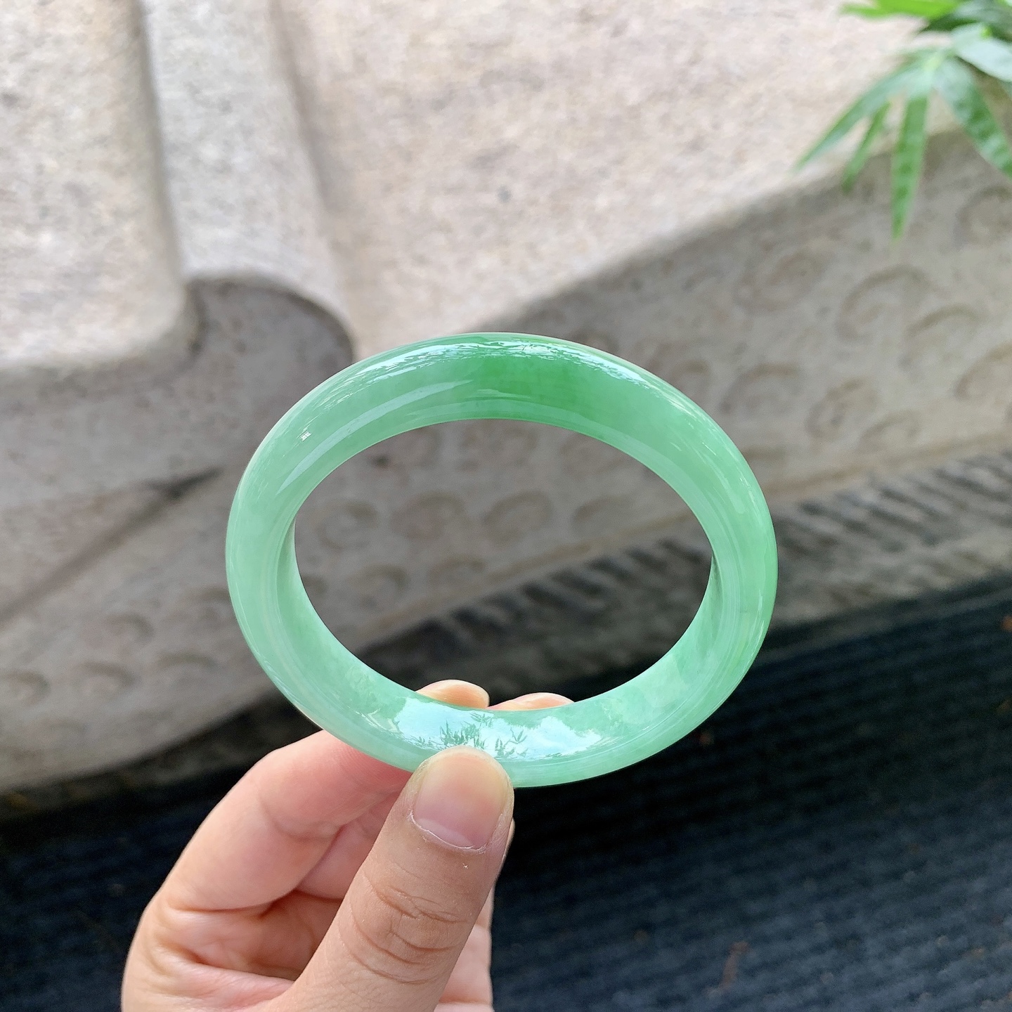 正圈53 54【圈口】54.3/11/7.6【编码】BA062827【描述】阳绿，水润，种老，细腻，内侧有絮线