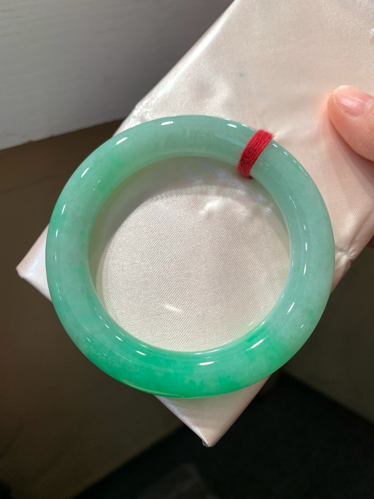 尺寸56.6/11.3，带色圆条手镯
水润细腻 清新甜美