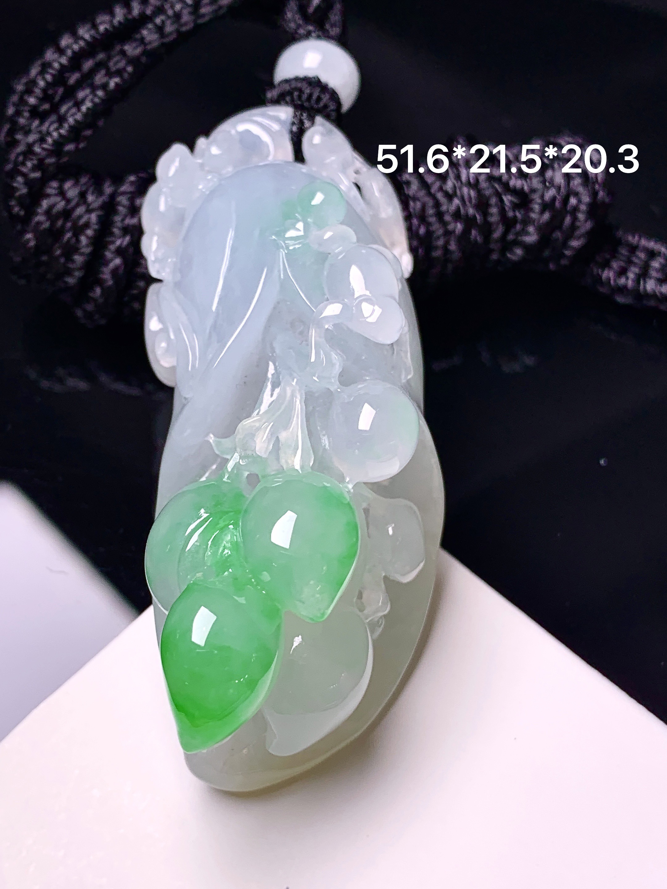 飘绿玉兰花吊坠 玉质细腻 色泽艳丽清新 整体尺寸51.6*21.5*20.3 w1