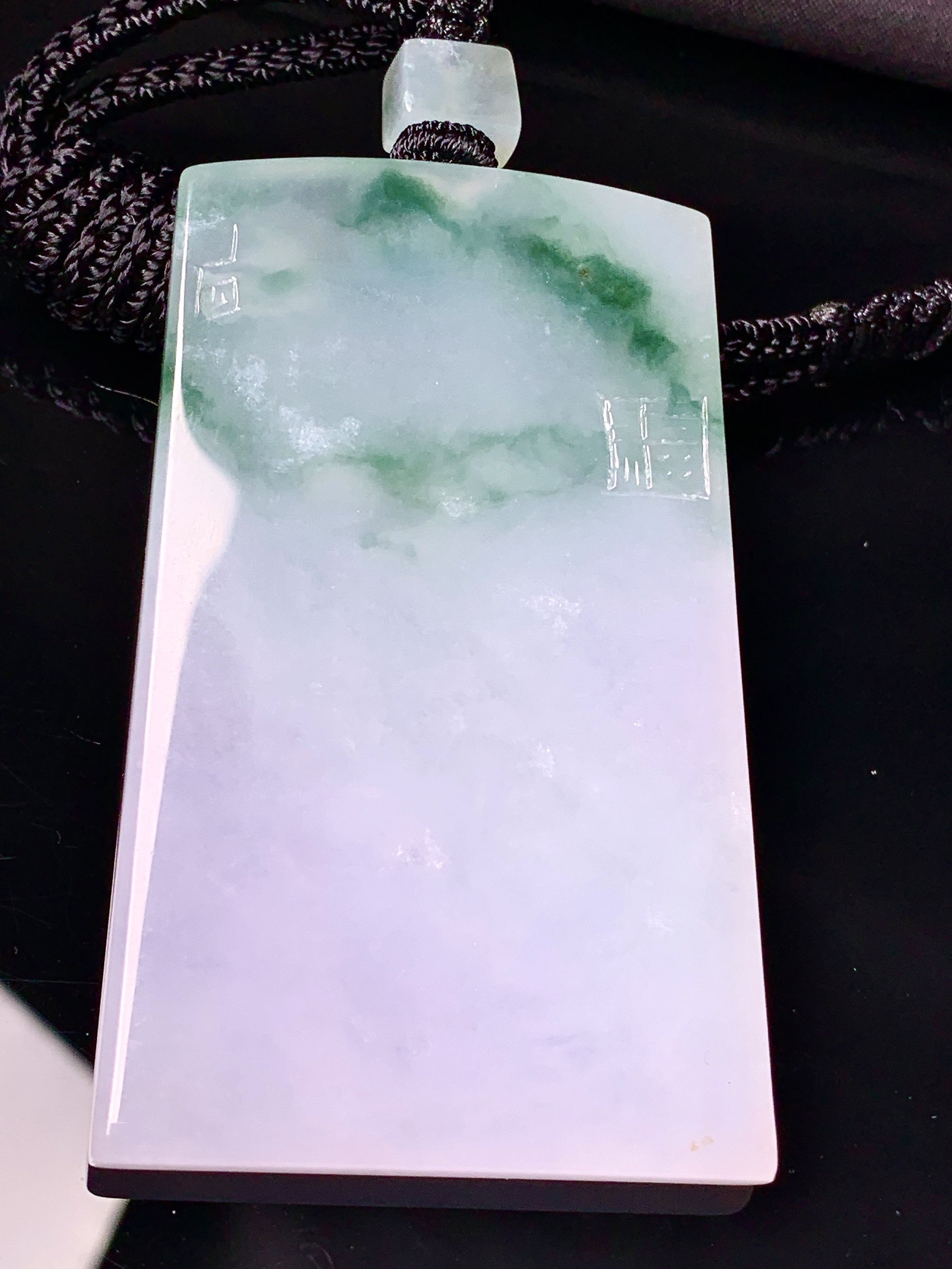 飘绿无事牌吊坠 玉质细腻 色泽艳丽清新 整体尺寸61*38*4.6 w1